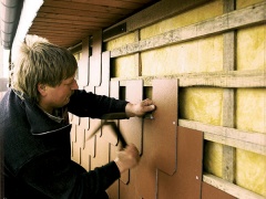 Vetraným zatepľovacím systémom možno zatepliť chladnú stenu domu. Na obkladové prvky môžeme použiť napríklad vláknocementovú strešnú krytinu.